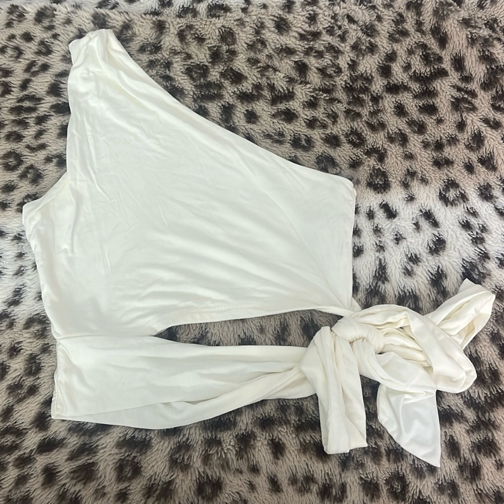 Never worn one shoulder bow tie cutout crop top!